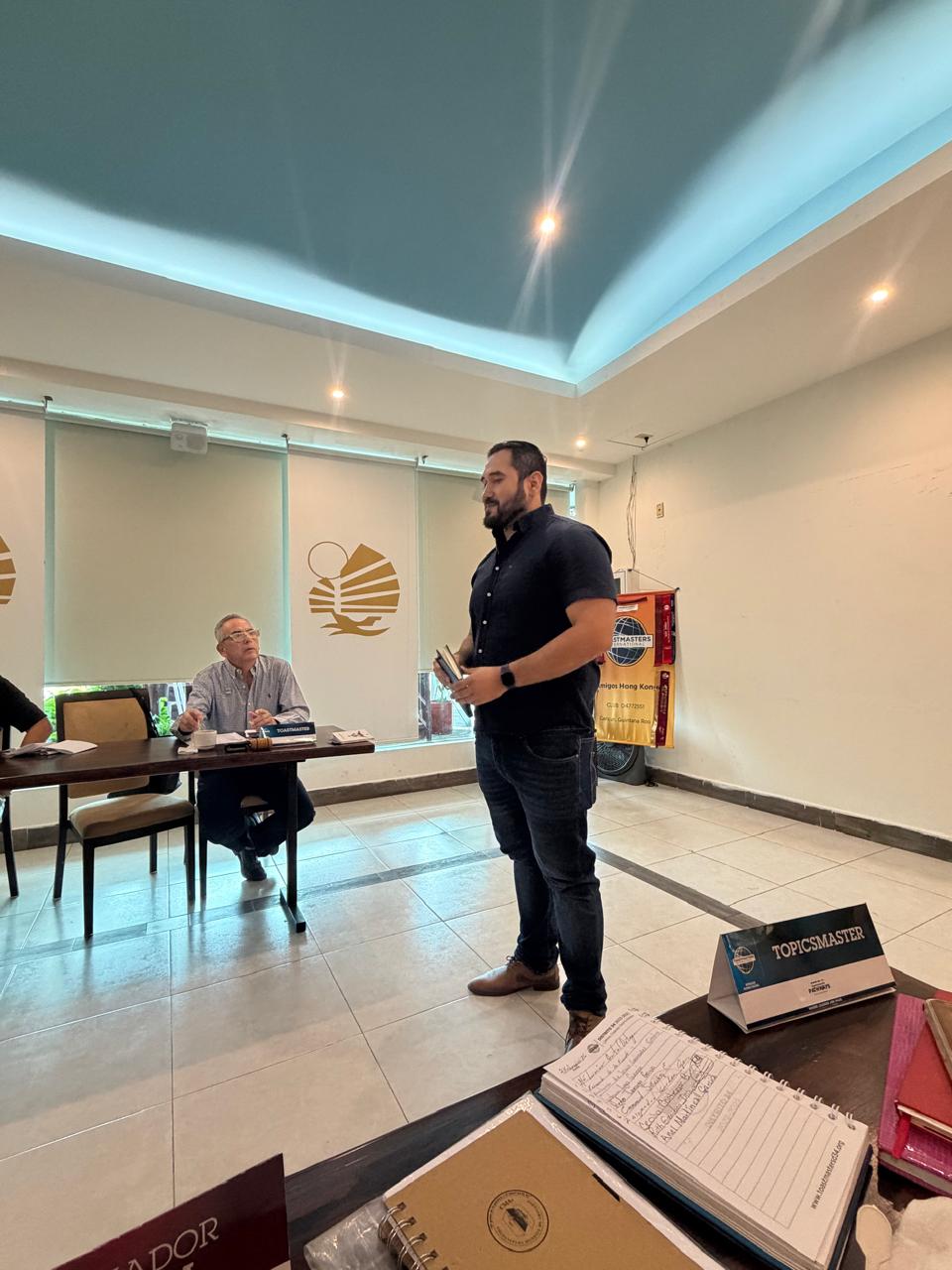 Antonio González Castro exponiendo ante los asistentes de una sesión de Toastmasters